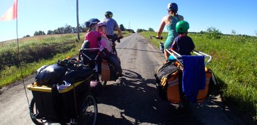 Fahrradtour Familie mit Fahrrädern auf einem Ausflug