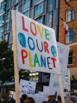 Love our Planet Plakat auf einer Klimademo