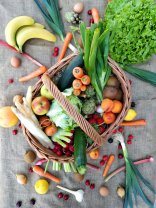 Obst und Gemüse Korb gefüllt mit Obst und Gemüse
