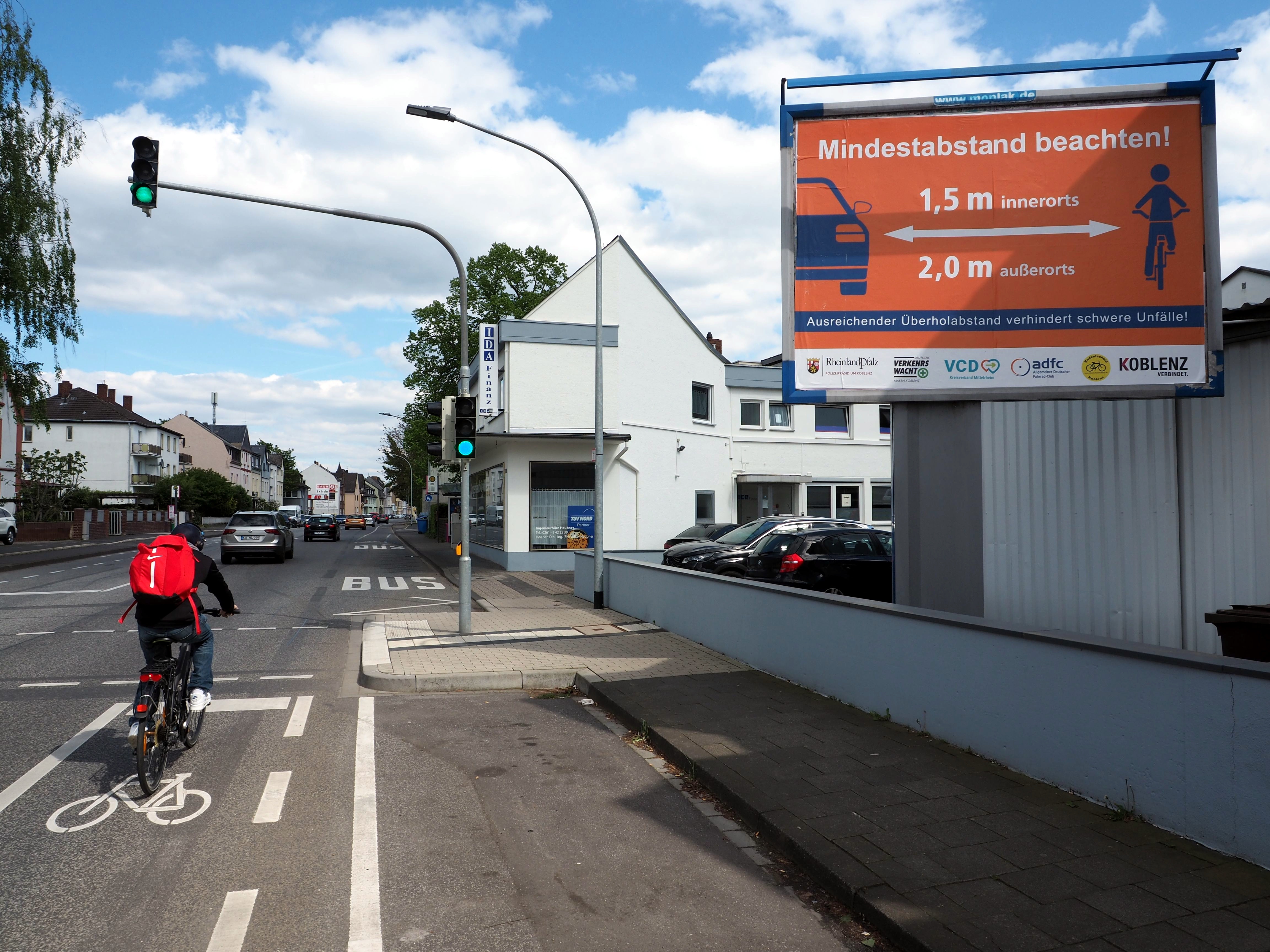 Plakat Mindesüberholabstand in der Trierer Straße stadteinwärts - Metternich