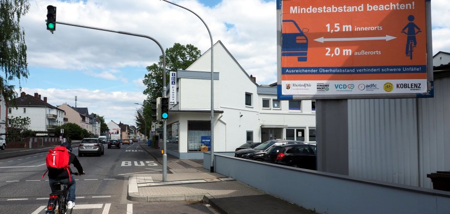 Plakat Mindesüberholabstand in der Trierer Straße stadteinwärts - Metternich Plakat Mindesüberholabstand in der Trierer Straße stadteinwärts - Metternich