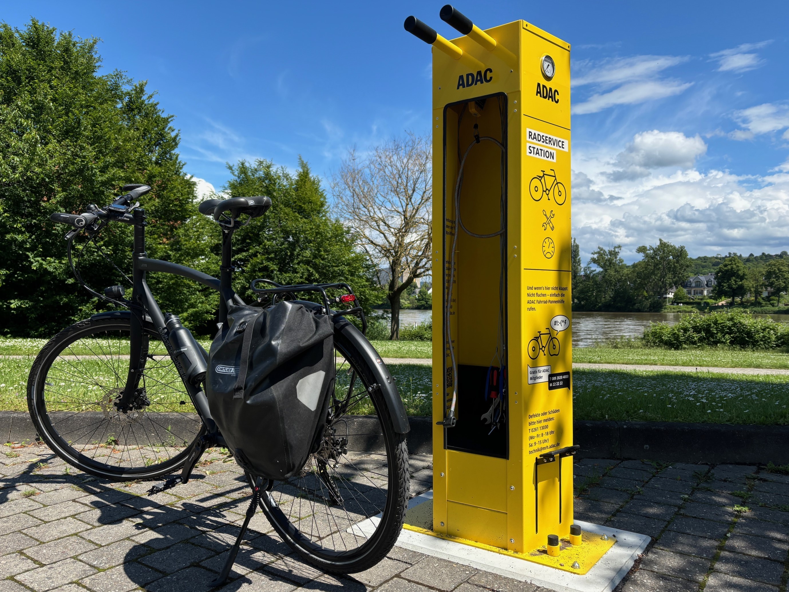 Die ADAC Fahrrad-Servicesäule in der Winninger Straße an der B 416 zwischen Metternich und Güls gegenüber Weinhaus Schwab