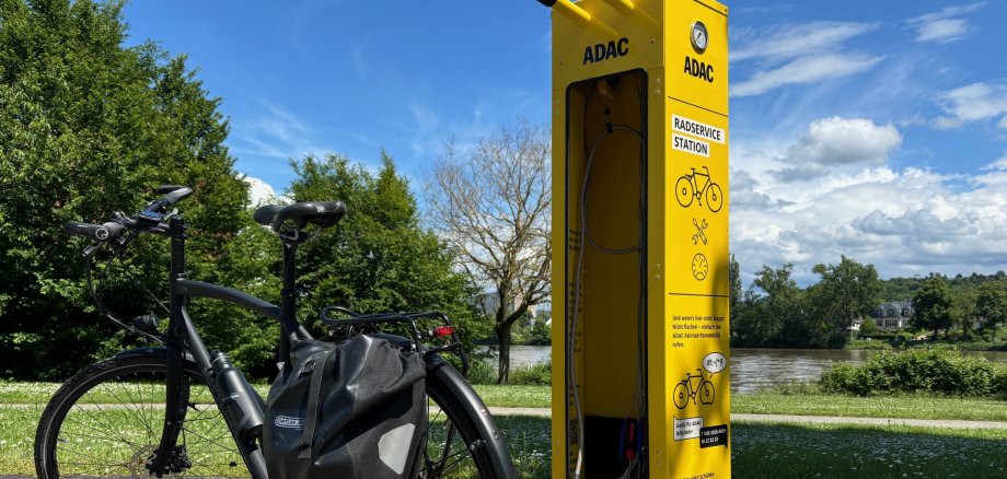 Die ADAC Fahrrad-Servicesäule in der Winninger Straße an der B 416 zwischen Metternich und Güls gegenüber Weinhaus Schwab Die ADAC Fahrrad-Servicesäule in der Winninger Straße an der B 416 zwischen Metternich und Güls gegenüber Weinhaus Schwab
