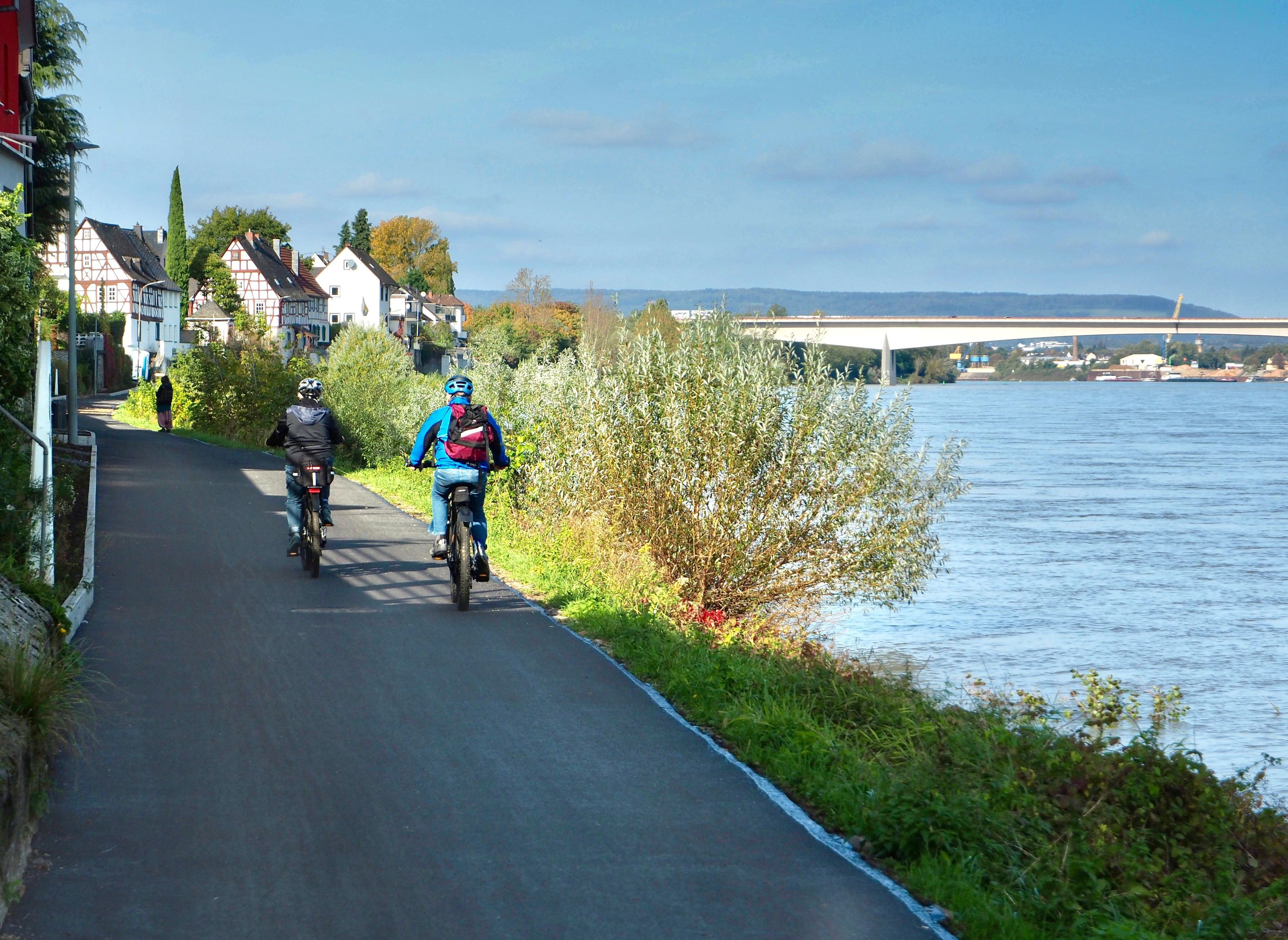 Durch den bereits erfolgten Ausbau des Leinpfades entlang des Rheins in Kesselheim wurden die Bedingungen für den Rad- und Fußverkehr deutlich verbessert.