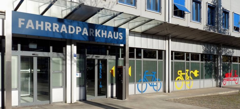 Das Koblenzer Fahrradparkhaus bietet die Möglichkeit, Fahrräder rund um die Uhr in unmittelbarer Nähe des Hauptbahnhofs sicher und geschützt zu parken. Das Koblenzer Fahrradparkhaus bietet die Möglichkeit, Fahrräder rund um die Uhr in unmittelbarer Nähe des Hauptbahnhofs sicher und geschützt zu parken.