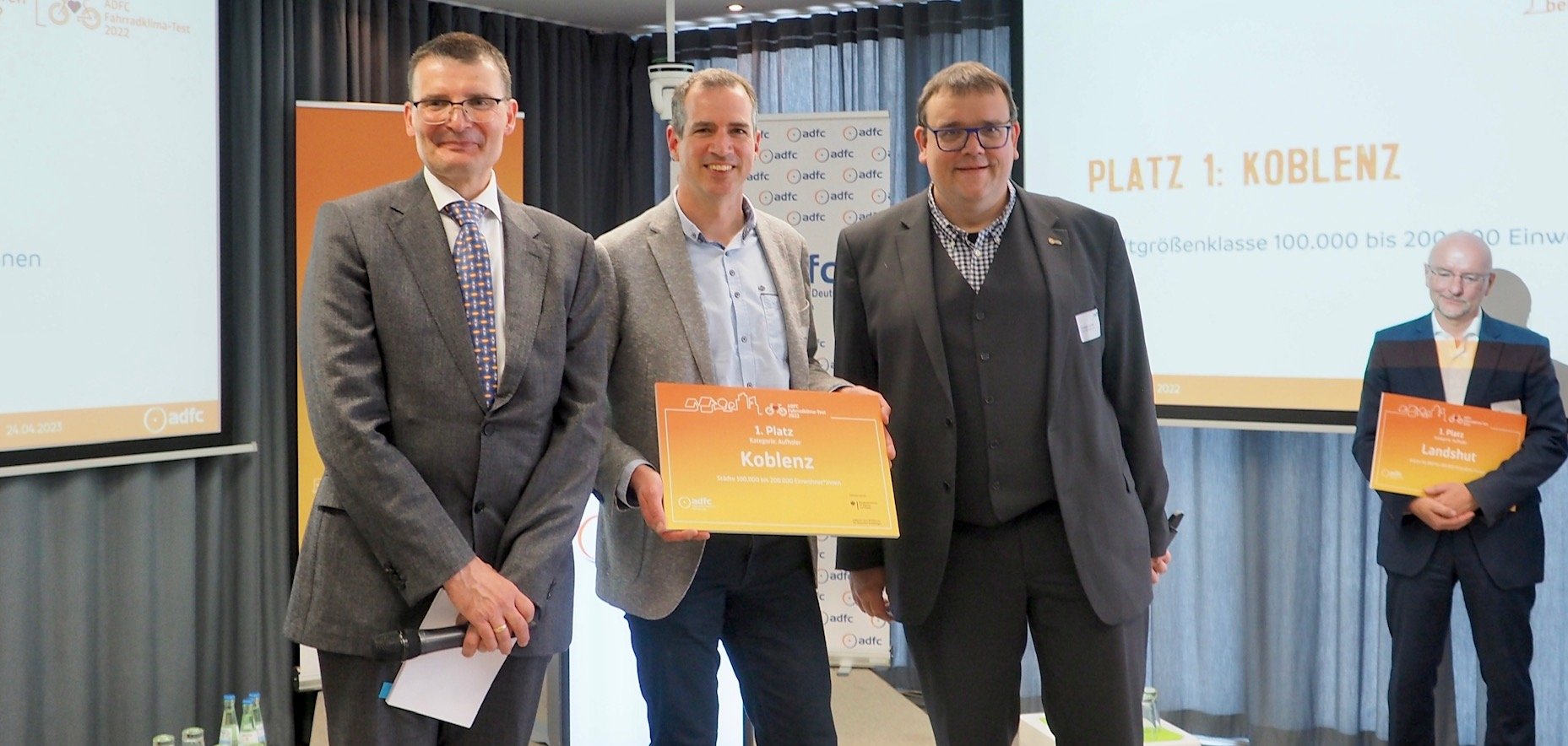 Tobias Weiß-Bollin empfängt die Urkunde beim ADFC Fahrrad-Klimatest 2022