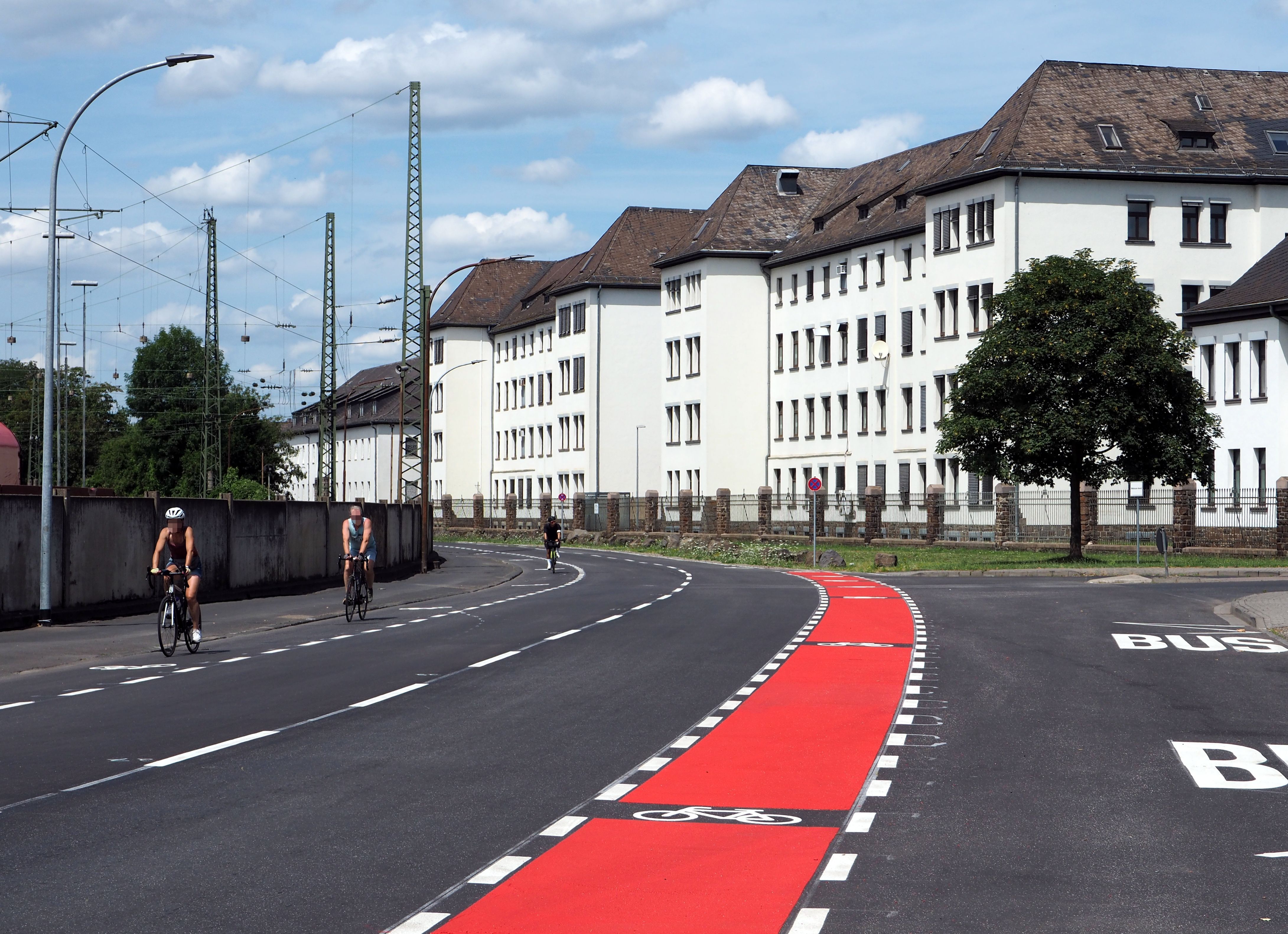 Eingefärbter Schutzstreifen im Einmündungsbereich der Kaserne in der Andernacher Straße