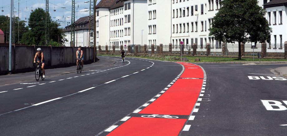 Eingefärbter Schutzstreifen im Einmündungsbereich der Kaserne in der Andernacher Straße Eingefärbter Schutzstreifen im Einmündungsbereich der Kaserne in der Andernacher Straße