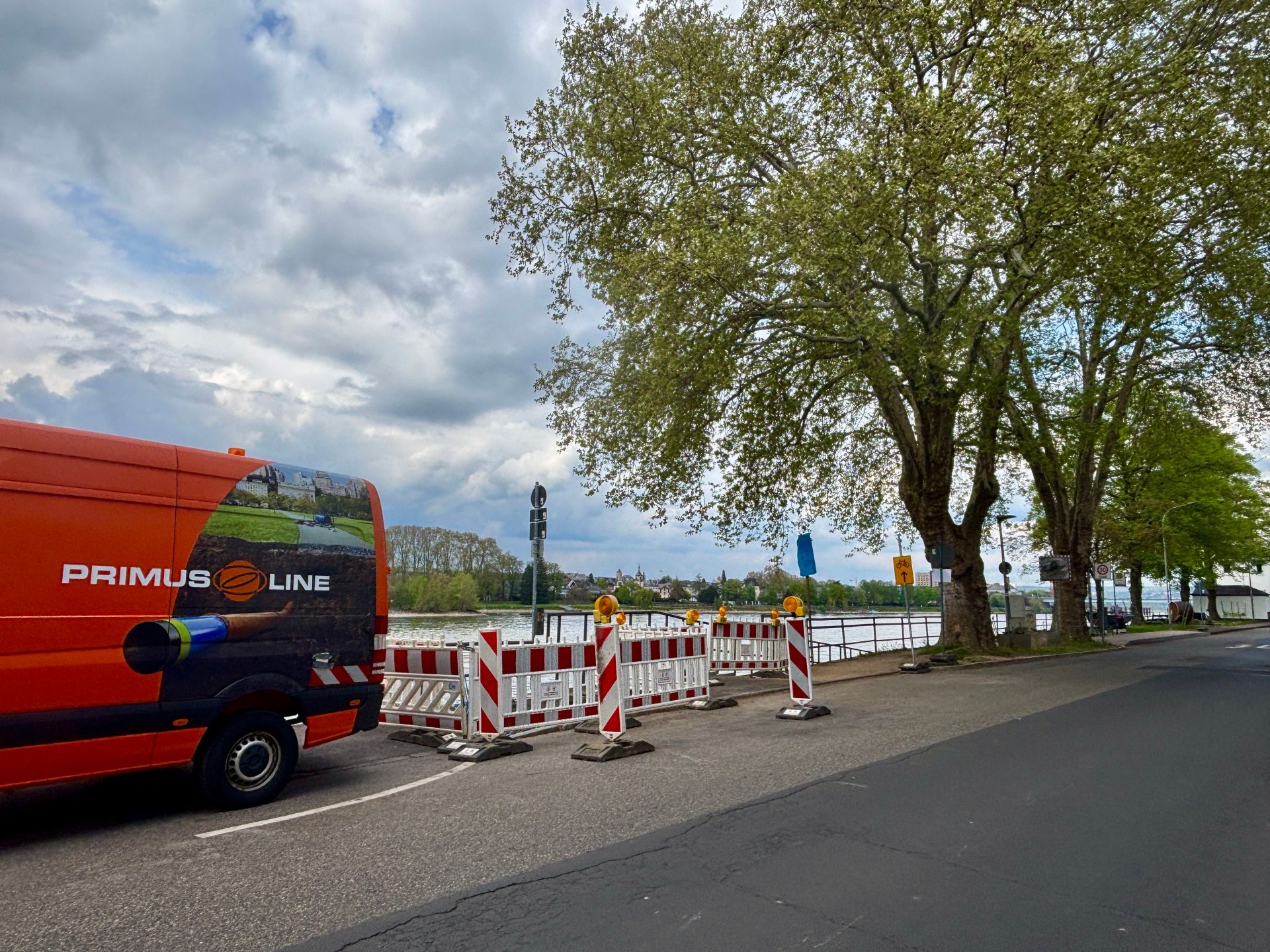 Der Leinpfad in Pfaffendorf muss wegen notwendiger Arbeiten an der Erdgasleitung für ca. vier Wochen gesperrt werden.