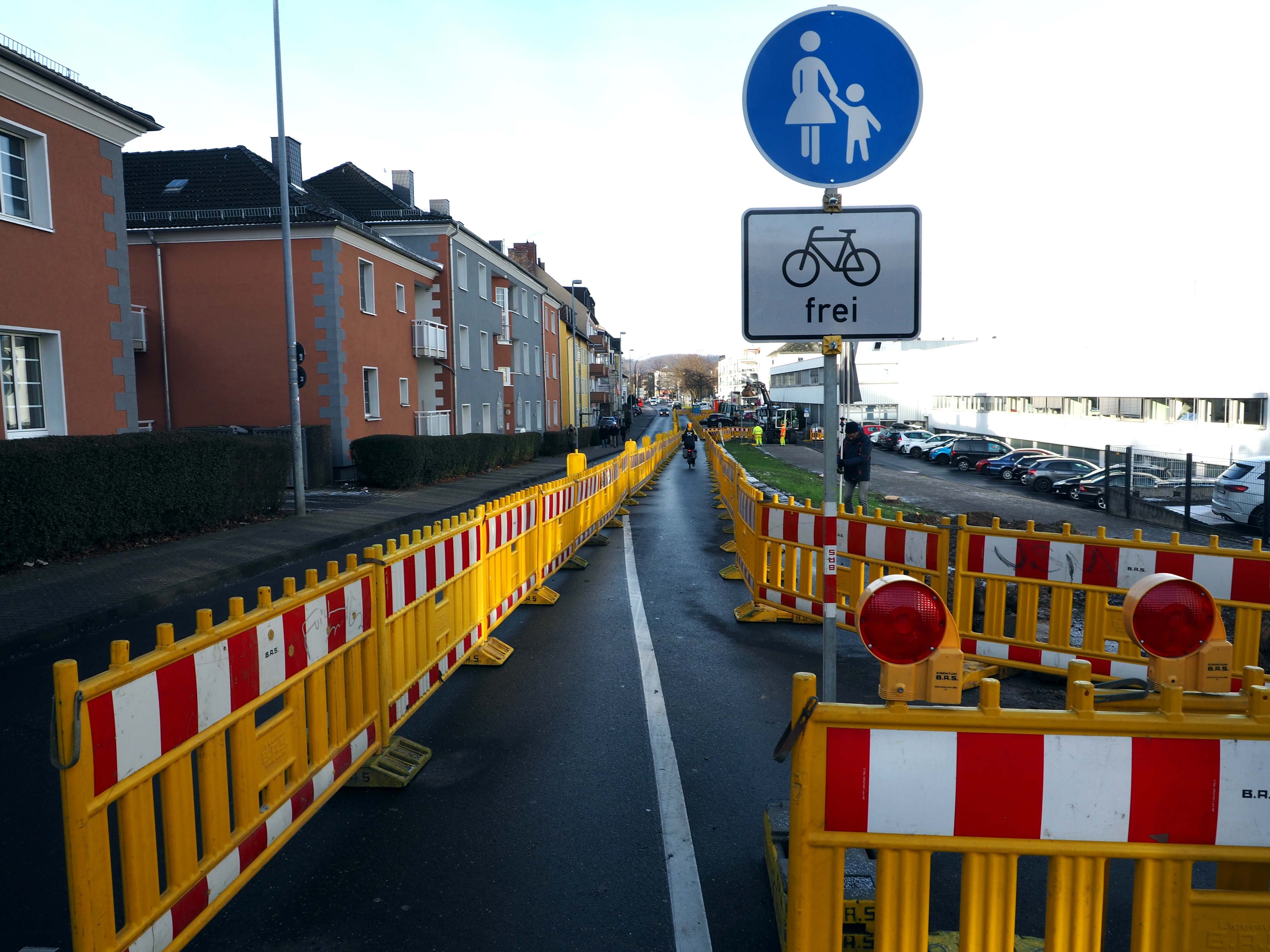 Der Ausbau des Radweges in der Beatusstraße hat am 15.01.24 zwischen der Simmerner und der Waisenhausstraße begonnen und die Umleitung wurde eingerichtet.