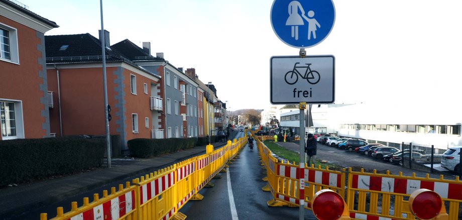 Der Ausbau des Radweges in der Beatusstraße hat am 15.01.24 zwischen der Simmerner und der Waisenhausstraße begonnen und die Umleitung wurde eingerichtet. Der Ausbau des Radweges in der Beatusstraße hat am 15.01.24 zwischen der Simmerner und der Waisenhausstraße begonnen und die Umleitung wurde eingerichtet.