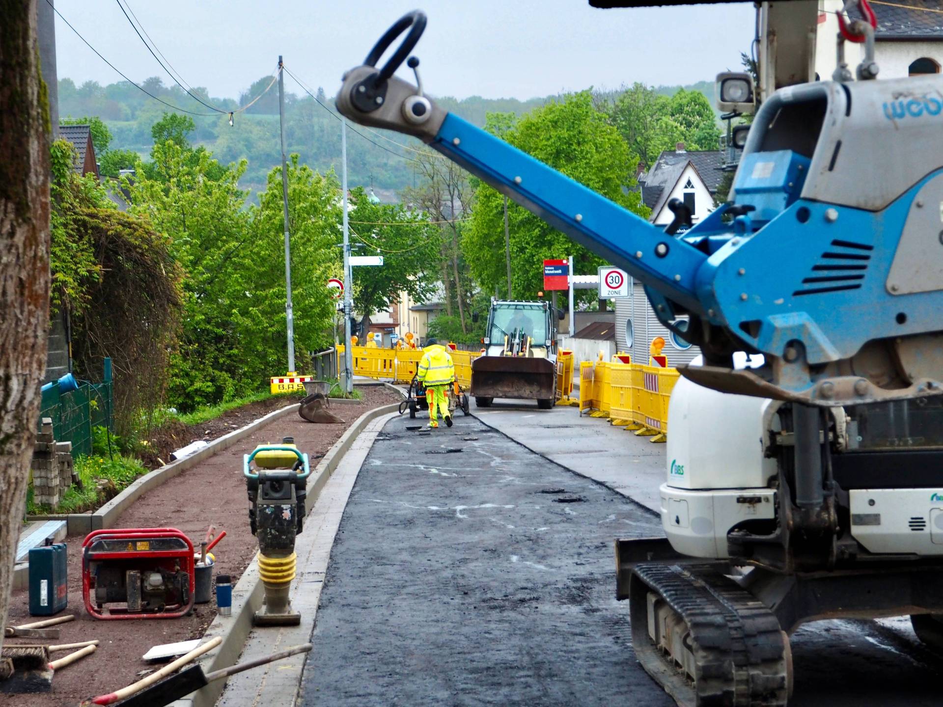 Die Tiefbauarbeiten im Abschnitt zwischen Beatusstraße und Unterbreitweg sind nahezu abgeschlossen, so dass die Markierung der Fahrbahn und die Pflasterung des Gehweges erfolgen können.