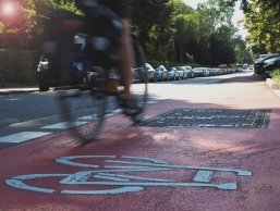 Radweg in der Beatusstraße stadtauswärts auf der Höhe des Penny-Marktes Radweg in der Beatusstraße stadtauswärts auf der Höhe des Penny-Marktes