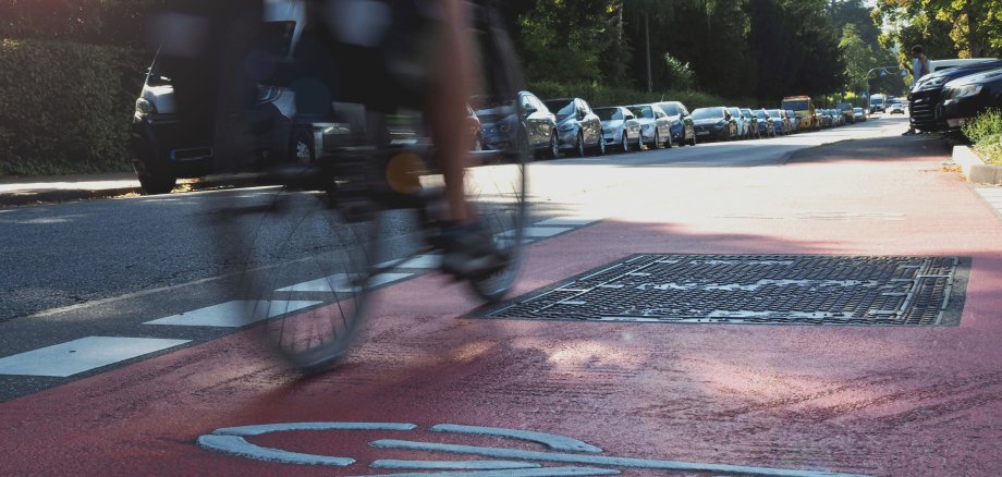 Radweg in der Beatusstraße stadtauswärts auf der Höhe des Penny-Marktes Radweg in der Beatusstraße stadtauswärts auf der Höhe des Penny-Marktes