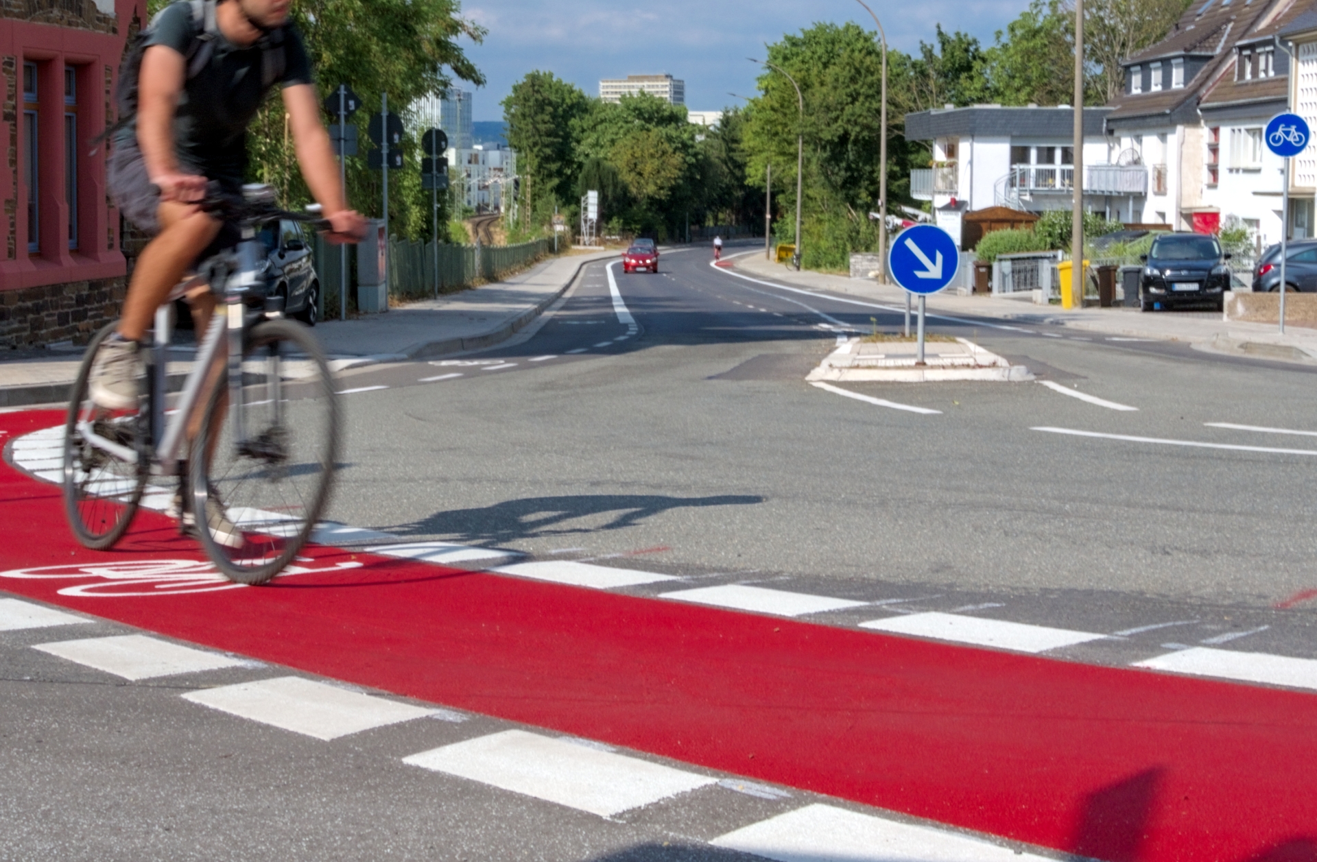 Der Weg für Radfahrende im Kurvenbereich am Bahnhofsweg / In der Hohl in der Beatusstraße ist zur Erhöhung der Aufmerksamkeit rot eingefärbt.