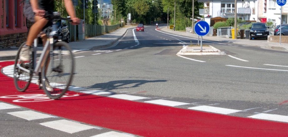 Der Weg für Radfahrende im Kurvenbereich am Bahnhofsweg / In der Hohl in der Beatusstraße ist zur Erhöhung der Aufmerksamkeit rot eingefärbt. Der Weg für Radfahrende im Kurvenbereich am Bahnhofsweg / In der Hohl in der Beatusstraße ist zur Erhöhung der Aufmerksamkeit rot eingefärbt.