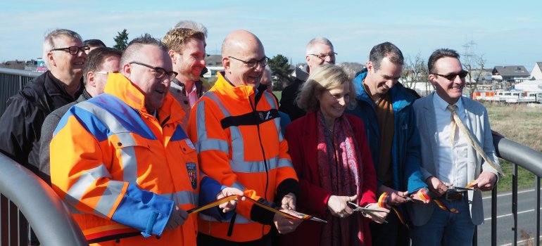 Freigabe der Brücke über die L 52 am Bubenheimer Anwendspfad durch den rheinland-pfälzischen Verkehrsstaatssekretär Andy Becht, den Radverkehrsbeauftragten der Stadt Koblenz Tobias Weiß-Bollin und Vertreter*innen aus Politik und Wirtschaft. Freigabe der Brücke über die L 52 am Bubenheimer Anwendspfad durch den rheinland-pfälzischen Verkehrsstaatssekretär Andy Becht, den Radverkehrsbeauftragten der Stadt Koblenz Tobias Weiß-Bollin und Vertreter*innen aus Politik und Wirtschaft.