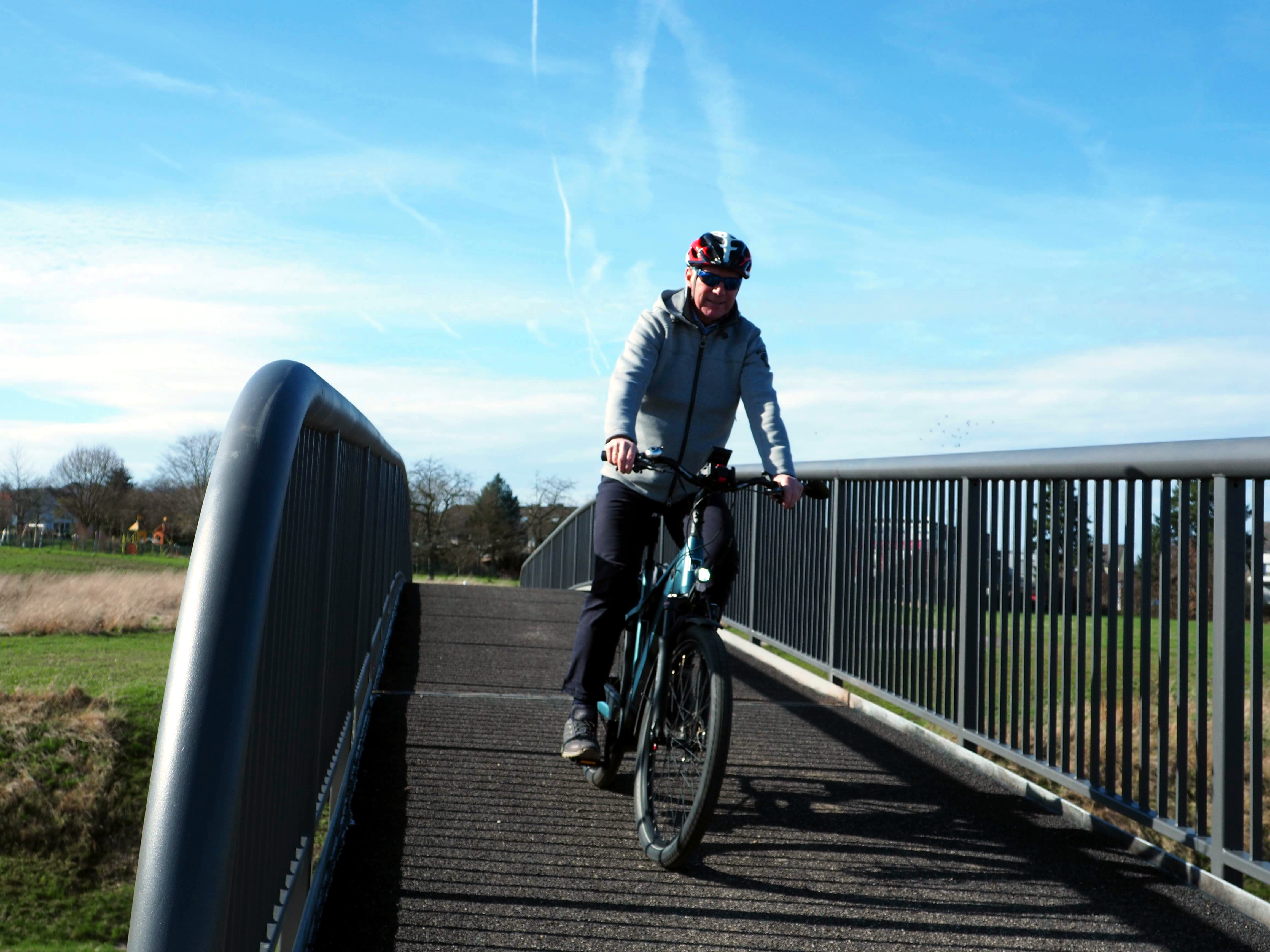 Die am 29.02.2024 offiziell freigegebene Brücke über die L 52 am Bubenheimer Anwendspfad wird bereits genutzt.