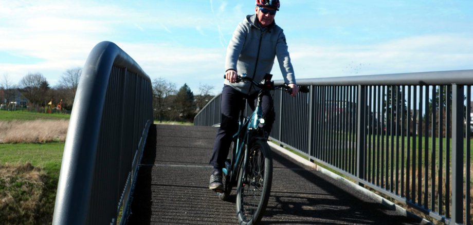 Die am 29.02.2024 offiziell freigegebene Brücke über die L 52 am Bubenheimer Anwendspfad wird bereits genutzt. Die am 29.02.2024 offiziell freigegebene Brücke über die L 52 am Bubenheimer Anwendspfad wird bereits genutzt.