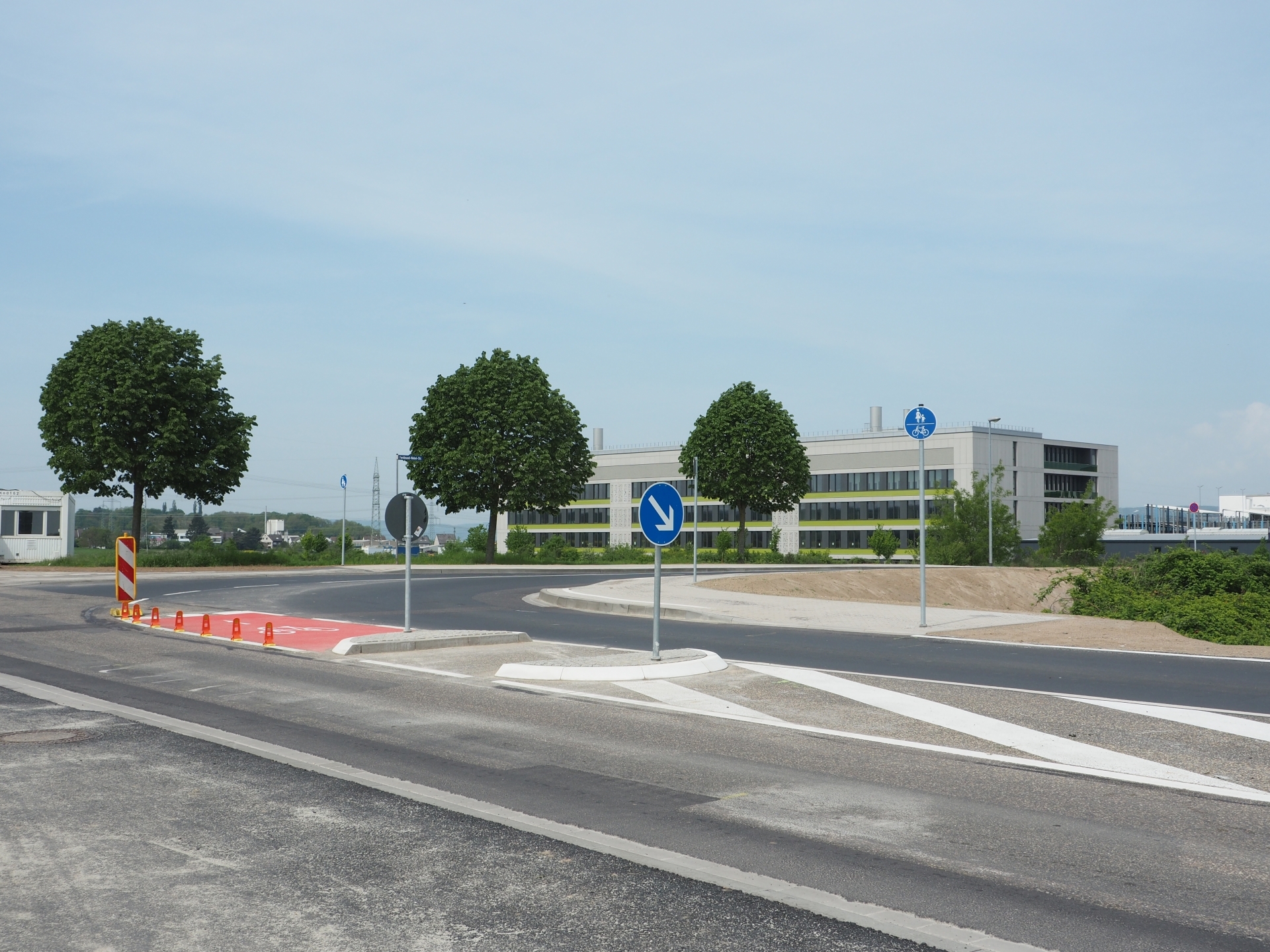 Knotenpunkt Bubenheimer Weg / Ferdinand-Nebel-Straße am DLZ in Bübenheim kurz nach der Ertüchtigung für den Radverkehr