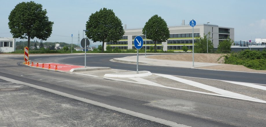 Knotenpunkt Bubenheimer Weg / Ferdinand-Nebel-Straße am DLZ in Bübenheim kurz nach der Ertüchtigung für den Radverkehr Knotenpunkt Bubenheimer Weg / Ferdinand-Nebel-Straße am DLZ in Bübenheim kurz nach der Ertüchtigung für den Radverkehr