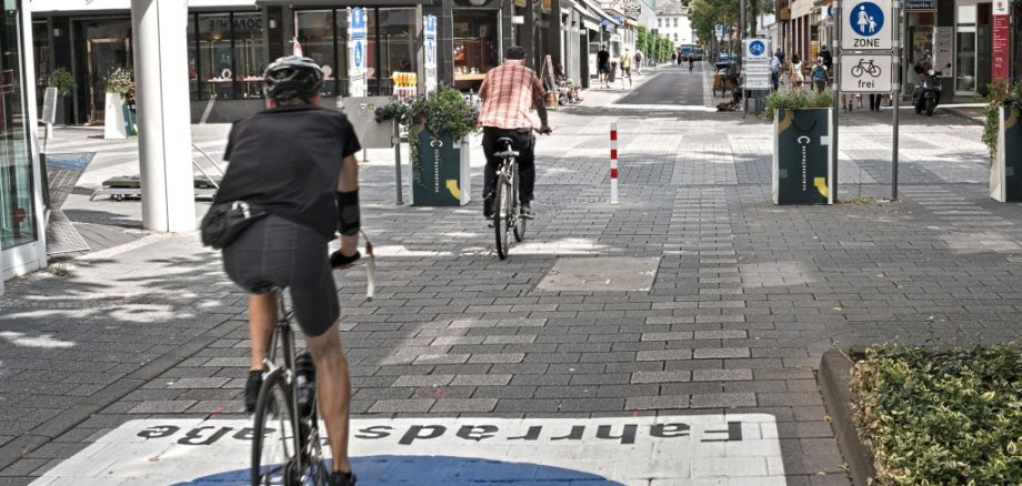 Mit der Installation des rot-weißen Pollers wird die seit Einrichtung der Fahrradstraße geltende Regelung, dass die Einfahrt für Kraftfahrzeuge in die Casinostraße aus der Schlossstraße in Richtung Süden verboten ist, baulich durchgesetzt.