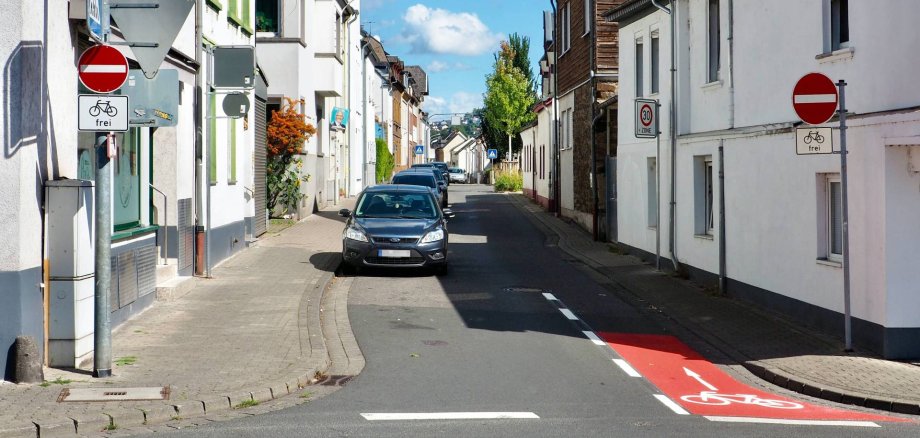 zu 1. Einfahrtschleuse für Radverkehr in die Handwerkerstraße. Das erste Fahrzeug links im Foto steht aktuell im neu beschilderten Halteverbot. Auf die neuen Regelungen ist zu achten. zu 1. Einfahrtschleuse für Radverkehr in die Handwerkerstraße. Das erste Fahrzeug links im Foto steht aktuell im neu beschilderten Halteverbot. Auf die neuen Regelungen ist zu achten.