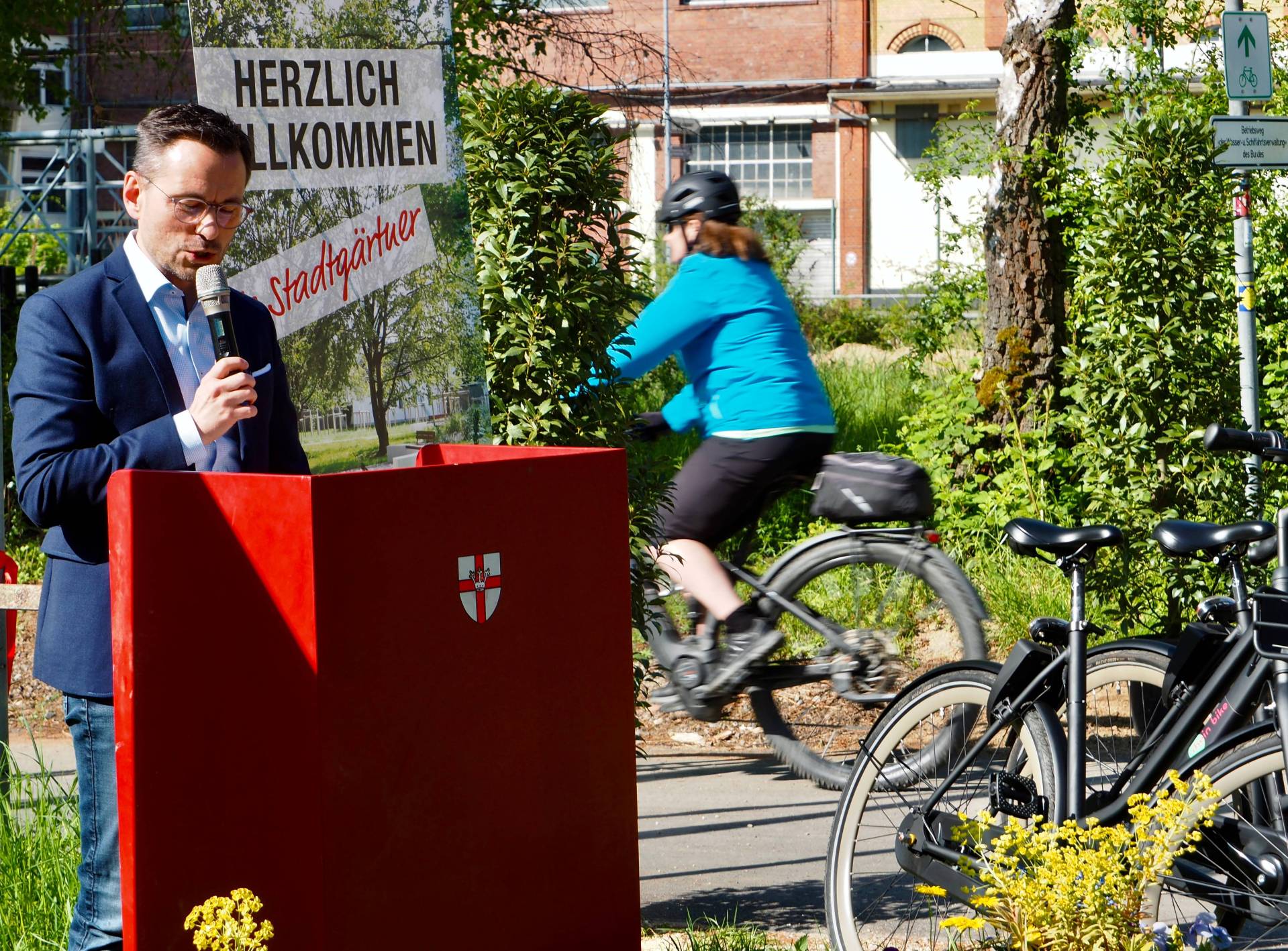 Oberbürgermeister David Langner betont die Bedeutung der Ausbaumaßnahmen für den Radverkehr auf den Koblenzer Leinpfaden. Oberbürgermeister David Langner betont die Bedeutung der Ausbaumaßnahmen für den Radverkehr auf den Koblenzer Leinpfaden.