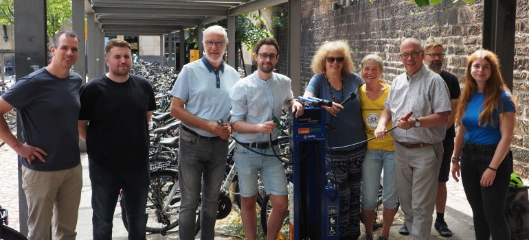 Mitglieder Vereine und Vertreter der Stadtverwaltung Koblenz bei offizieller Übergabe der Fahrrad-Service-Säulen Mitglieder Vereine und Vertreter der Stadtverwaltung Koblenz bei offizieller Übergabe der Fahrrad-Service-Säulen