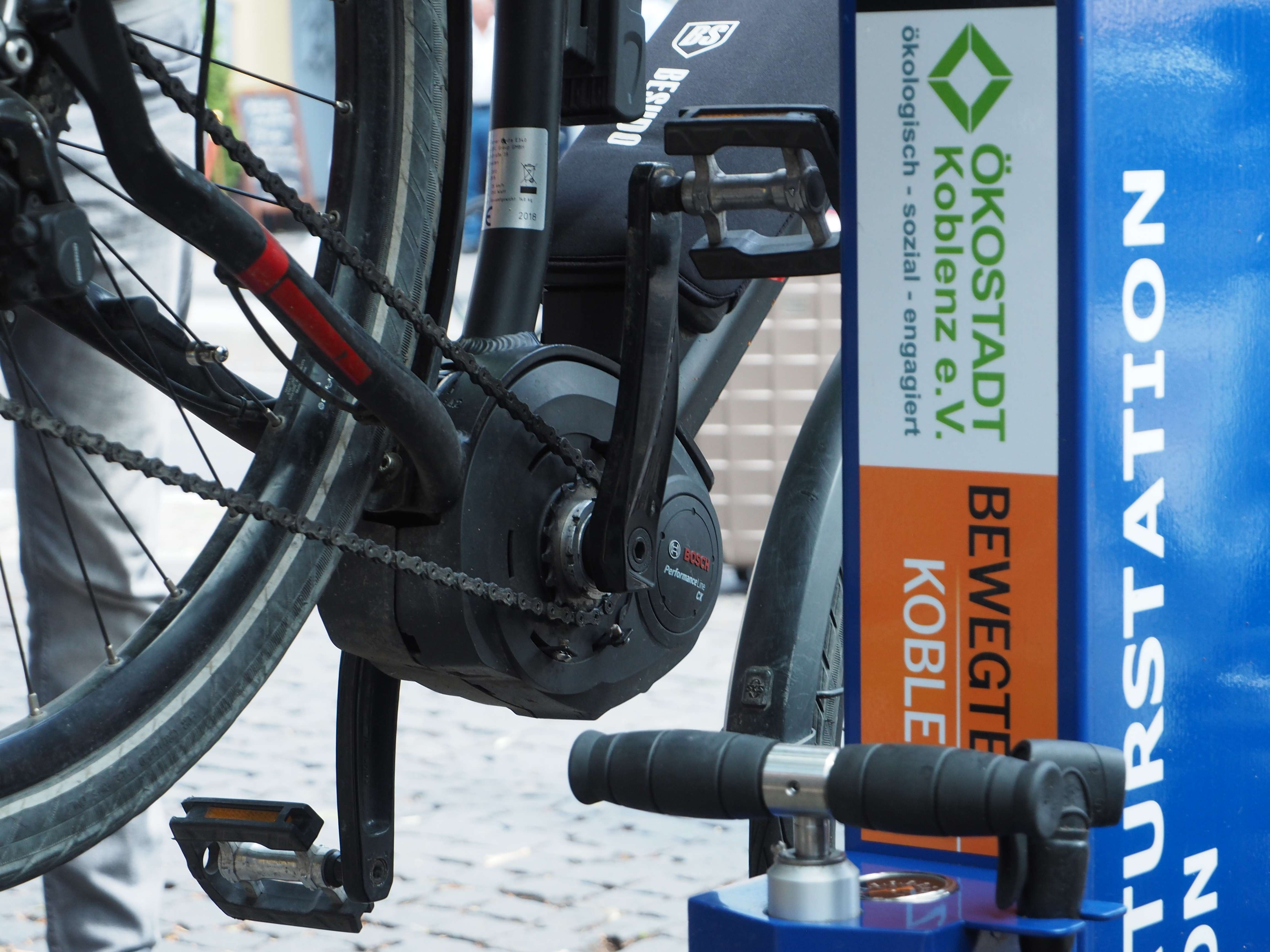 Pedelec an Fahrrad-Service-Säule