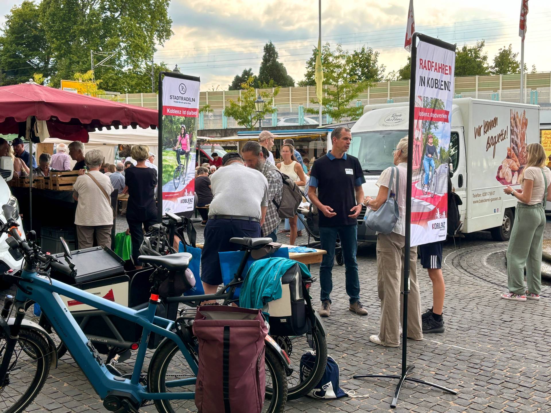 Infostand des Teams Radverkehr der Stadtverwaltung auf dem Ehrenbreitsteiner Wochenmarkt am 27.08.2025. Infostand des Teams Radverkehr der Stadtverwaltung auf dem Ehrenbreitsteiner Wochenmarkt am 27.08.2025.