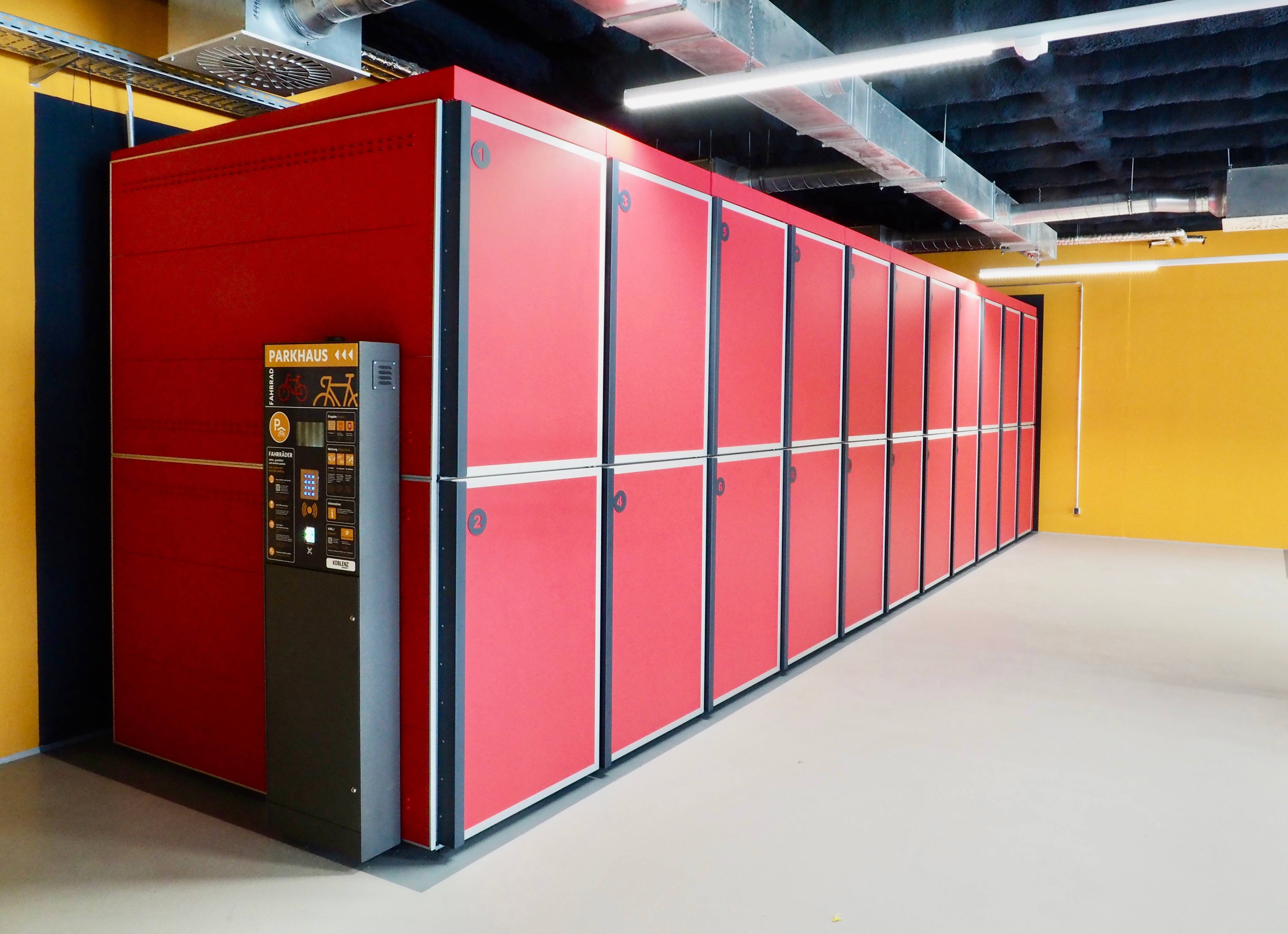 22 Fahrradeinzelboxen stehen nun im Fahrradparkhaus am Hauptbahnhof Koblenz zur Verfügung. Die untere Reihe mit den geraden Boxennummer bietet die Möglichkeit, mit eigenem Ladekabel E-Bikes zu laden.