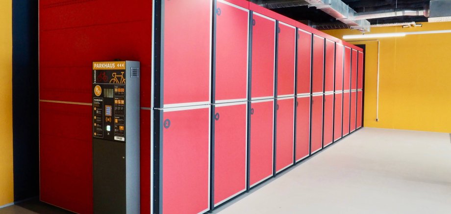 22 Fahrradeinzelboxen stehen nun im Fahrradparkhaus am Hauptbahnhof Koblenz zur Verfügung. Die untere Reihe mit den geraden Boxennummer bietet die Möglichkeit, mit eigenem Ladekabel E-Bikes zu laden. 22 Fahrradeinzelboxen stehen nun im Fahrradparkhaus am Hauptbahnhof Koblenz zur Verfügung. Die untere Reihe mit den geraden Boxennummer bietet die Möglichkeit, mit eigenem Ladekabel E-Bikes zu laden.
