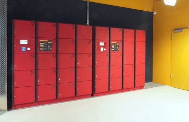 Insgesamt 34 Schließfächer mit Lademöglichkeit von E-Bike-Akkus stehen den Nutzern des Fahrradparkhauses als Zusatzangebot zur Verfügung. Insgesamt 34 Schließfächer mit Lademöglichkeit von E-Bike-Akkus stehen den Nutzern des Fahrradparkhauses als Zusatzangebot zur Verfügung.