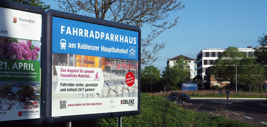 Großflächenplakat Fahrradparkhaus Koblenzer Straße / Kurt-Schumacher-Brücke Großflächenplakat Fahrradparkhaus Koblenzer Straße / Kurt-Schumacher-Brücke