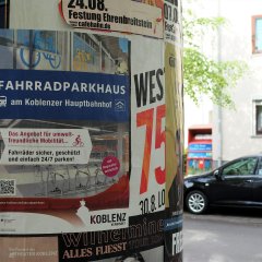 Fahrradparkhaus Werbeplakat an einer Litfaßsäule in der Lindenstraße im Stadtteil Goldgrube