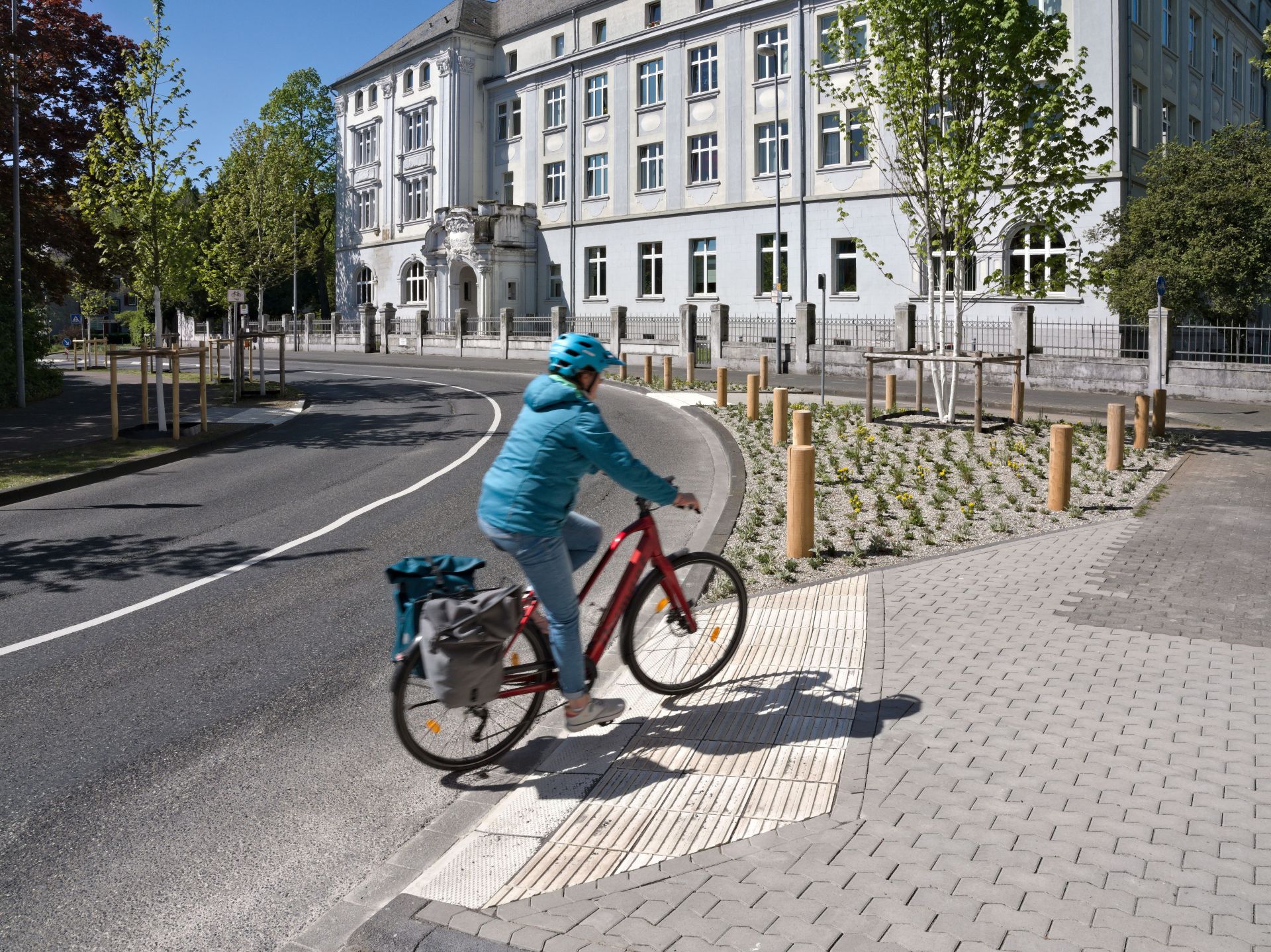 Aus Richtung Kardinal-Krementz-Straße wurde mittels Bordsteinabsenkung eine direkte Verbindung in die Waisenhaus- / Gutenbergstraße geschaffen.