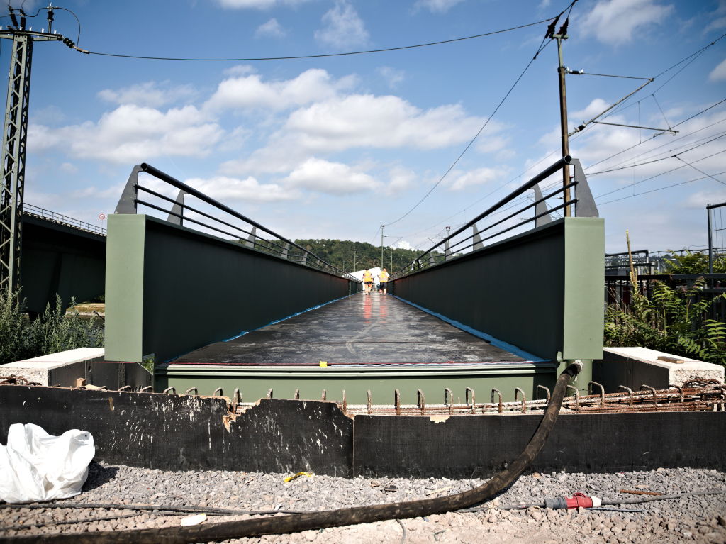 Die neue Vorlandbrücke, die das „Festland“ auf der Horchheimer Seite mit dem verbreiterten Geh- und Radweg an der Eisenbahnbrücke verbindet, wurde erfolgreich eingehoben und liegt nun sicher auf. Die neue Vorlandbrücke, die das „Festland“ auf der Horchheimer Seite mit dem verbreiterten Geh- und Radweg an der Eisenbahnbrücke verbindet, wurde erfolgreich eingehoben und liegt nun sicher auf.