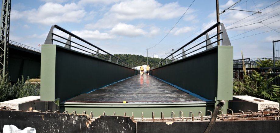 Die neue Vorlandbrücke, die das „Festland“ auf der Horchheimer Seite mit dem verbreiterten Geh- und Radweg an der Eisenbahnbrücke verbindet, wurde erfolgreich eingehoben und liegt nun sicher auf. Die neue Vorlandbrücke, die das „Festland“ auf der Horchheimer Seite mit dem verbreiterten Geh- und Radweg an der Eisenbahnbrücke verbindet, wurde erfolgreich eingehoben und liegt nun sicher auf.