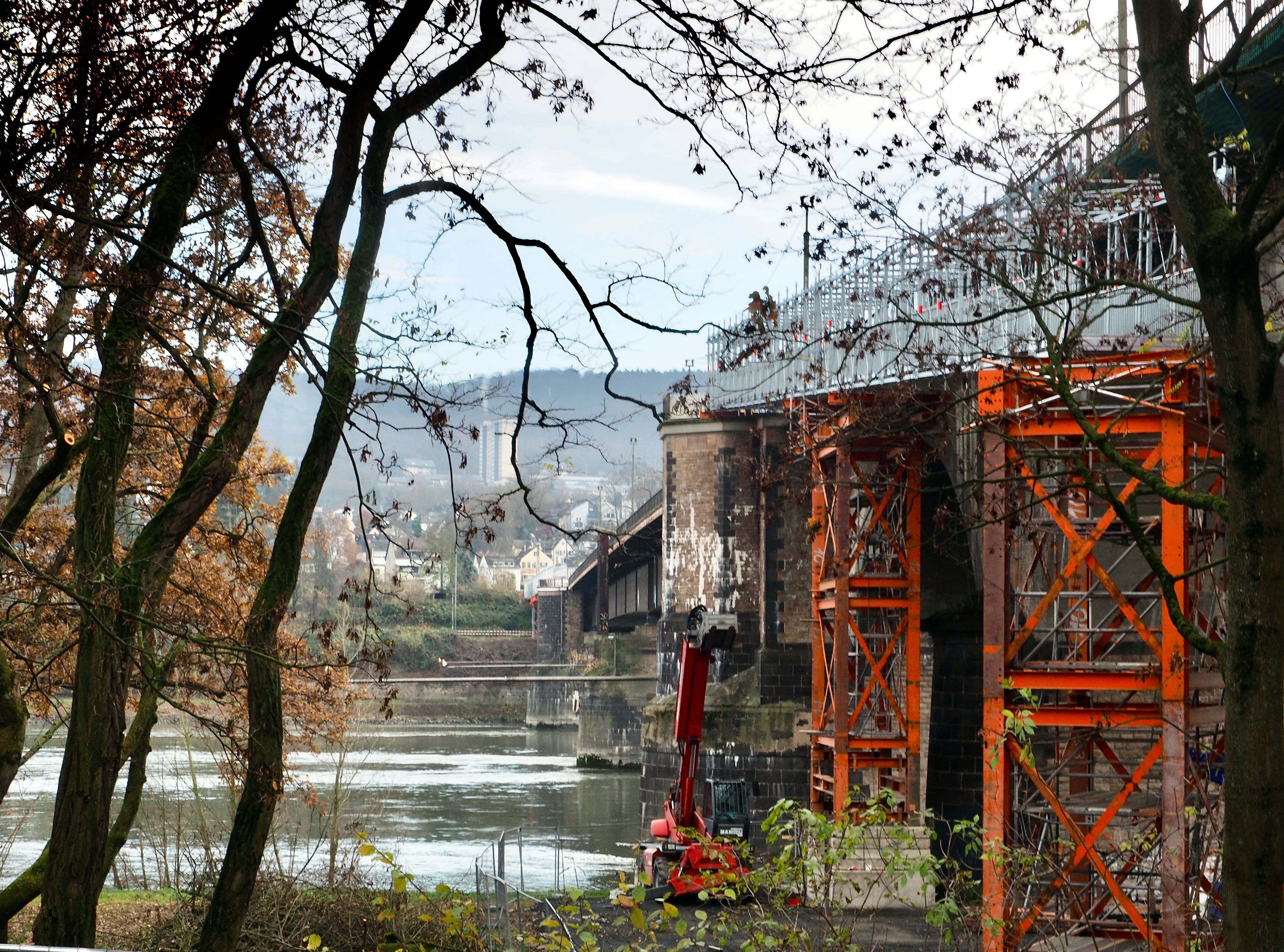 Der provisorische Gehweg auf der Unterstromseite ist fertiggestellt und wird ab dem 21.02.25 für den Fußverkehr freigegeben.