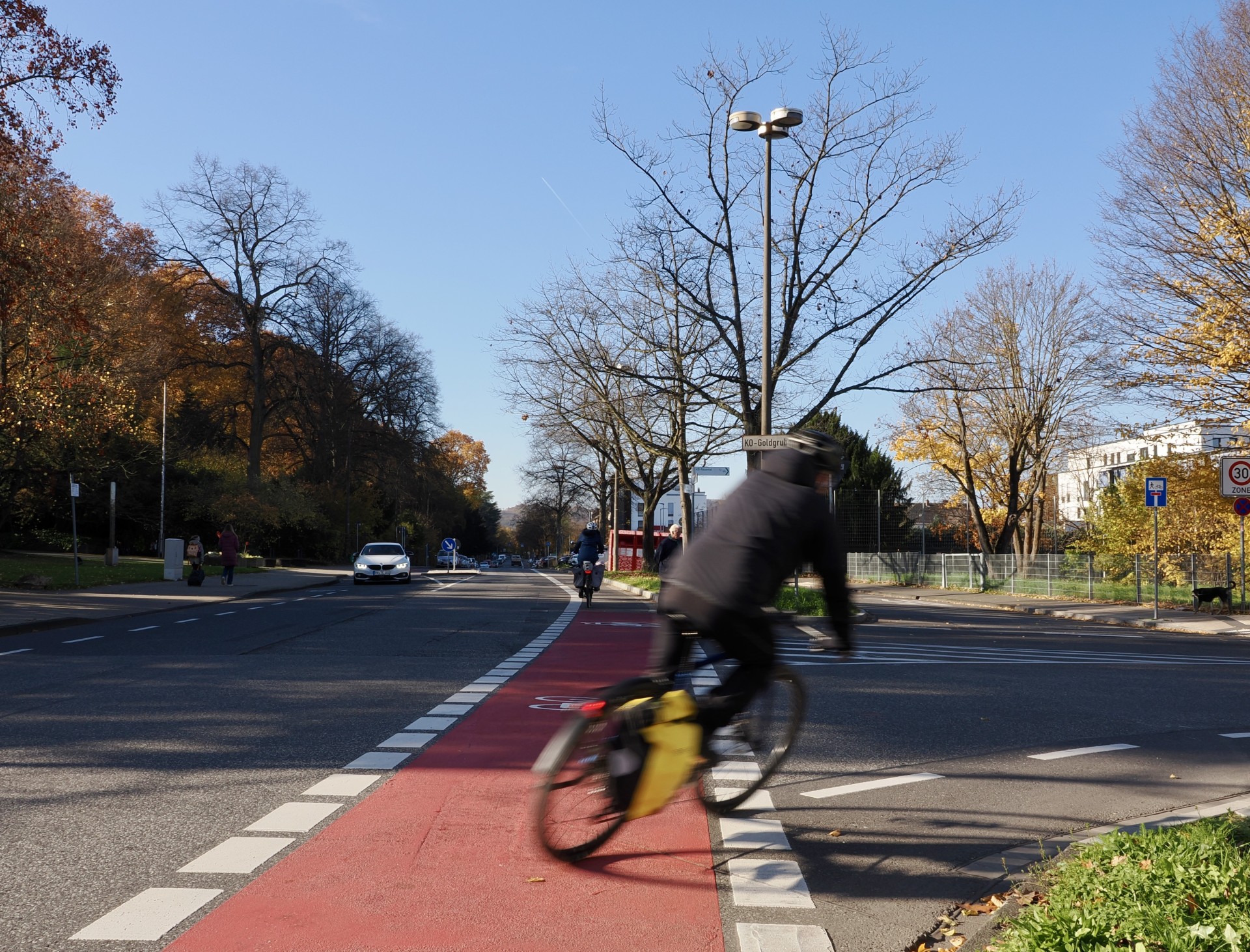 Zur Erhöhung der Aufmerksamkeit wurden in der Beatusstraße diverse Bereiche rot eingefärbt, wie hier an der Einmündung zur Lindenstraße. Zur Erhöhung der Aufmerksamkeit wurden in der Beatusstraße diverse Bereiche rot eingefärbt, wie hier an der Einmündung zur Lindenstraße.
