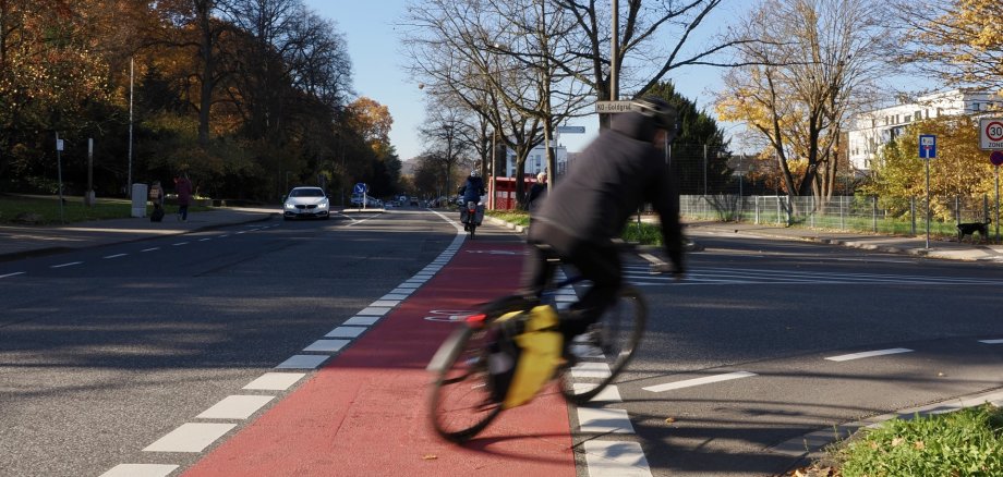 Zur Erhöhung der Aufmerksamkeit wurden in der Beatusstraße diverse Bereiche rot eingefärbt, wie hier an der Einmündung zur Lindenstraße.