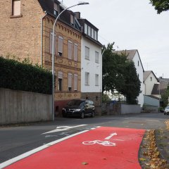 Markierung der Einfahrt für den Radverkehr in die Einbahnstraße Arenberger Straße in Niederberg am Knotenpunkt Im Weeling / Friesenstraße