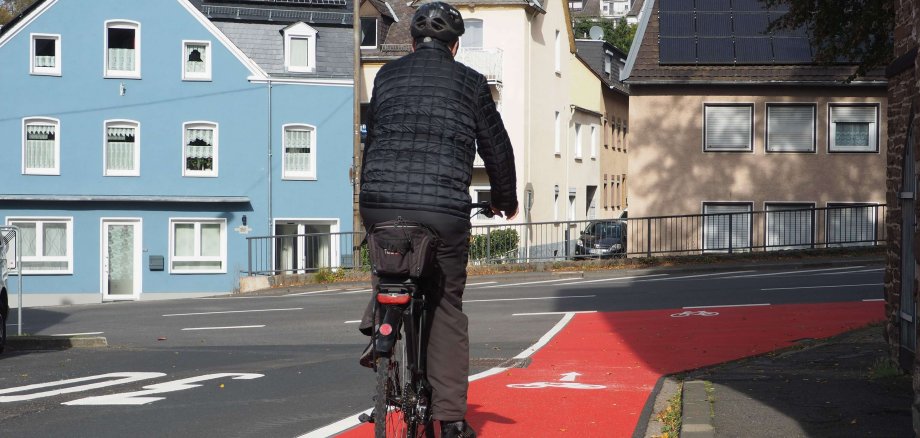 Aufstellfläche für den Radverkehr Arenberger Straße in Niederberg zur Weiterfahrt auf der L27