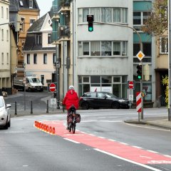 Markierung Fahrradschutzstreifen in Mittellage für Linksabbieger in die Helfensteinstraße in Ehrenbreitstein