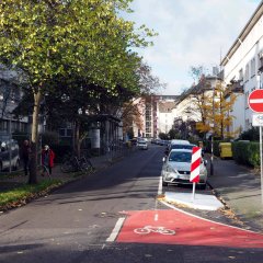 Markierung der Einfahrt für den Radverkehr in die Johannes-Müller-Straße am Knotenpunkt Kurfürstenstraße