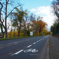 Fahrradschutzstreifen am Moselufer B49 in Moselweiß hinter Fußgängerüberweg am Kemperhofweg stadteinwärts