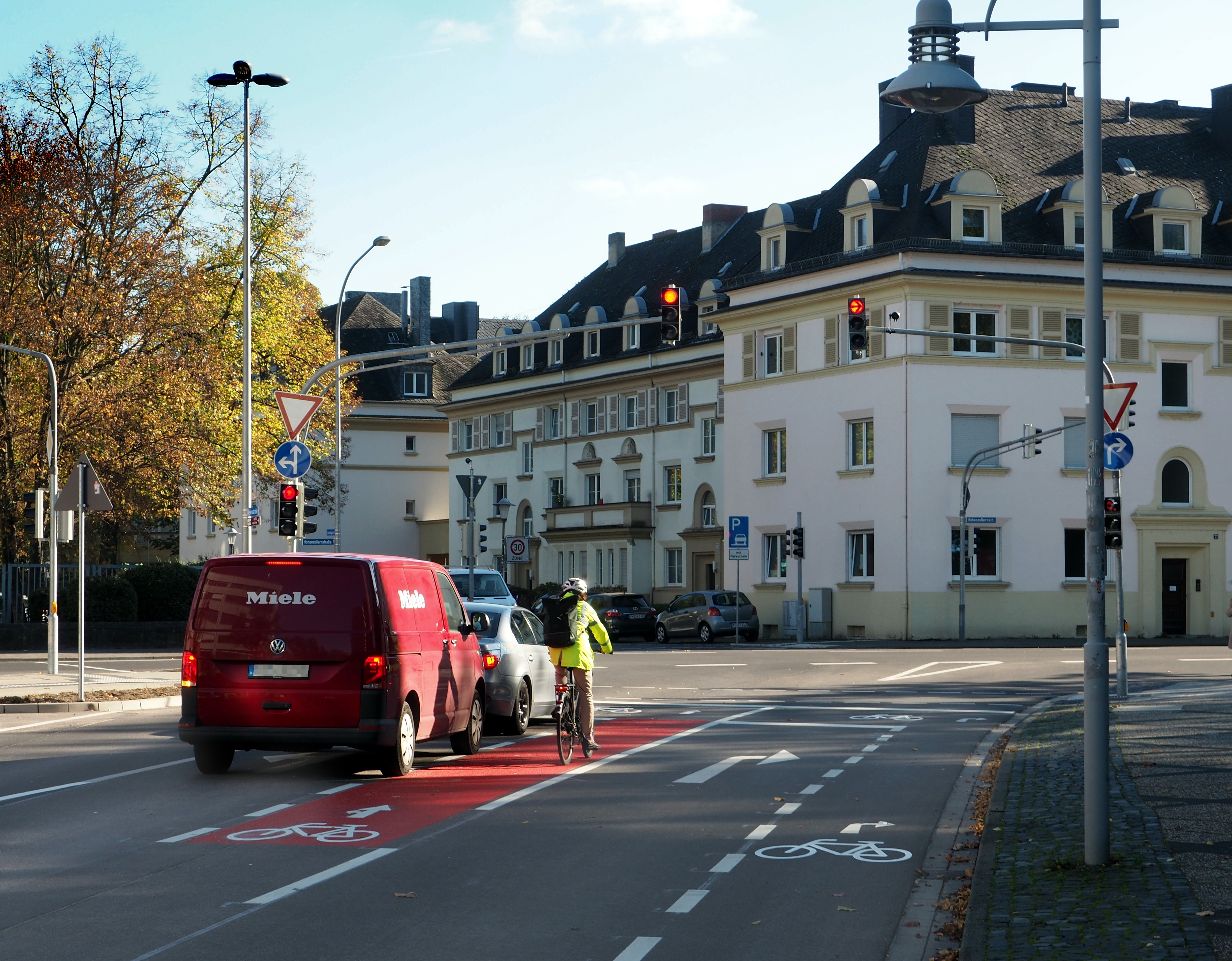 Neue Markierungen in der Neversstraße mit Blick Richtung Südosten auf die Kreuzung an der Hohenzollernstraße / Ludwigstraße