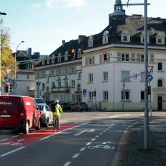 Neue Markierungen in der Neversstraße mit Blick Richtung Südosten auf die Kreuzung an der Hohenzollernstraße / Ludwigstraße