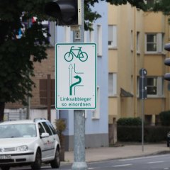 Schild indirekter Linksabbieger am Knoten Andernacher Str. / Gartenstr. / Brenderweg